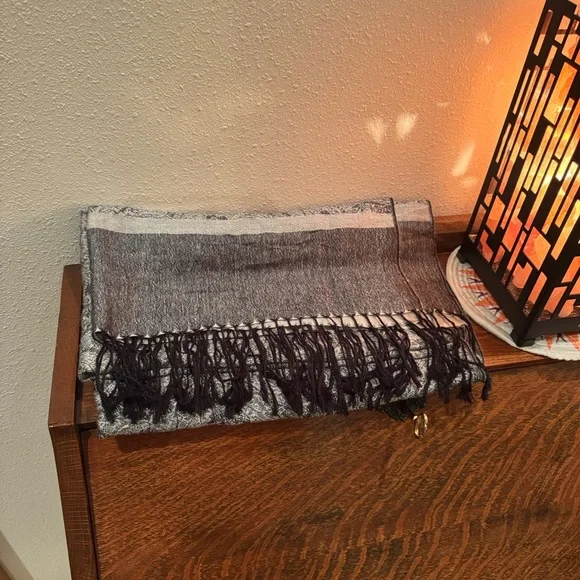 Last price drop!! Paisley 70% Pashmina Silk 30% Silk Blend Scarf/Wrap blk&white - Picture 4 of 5